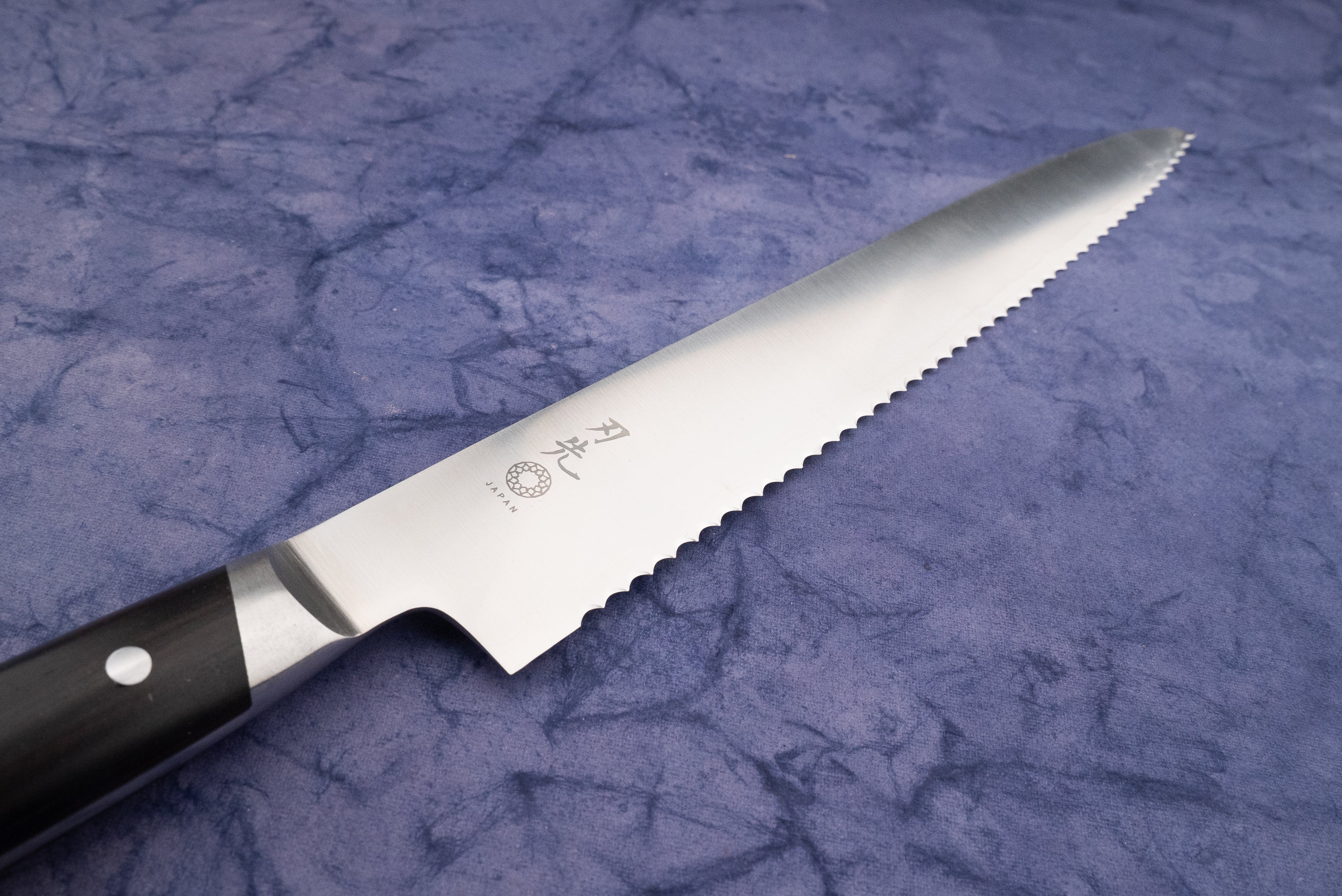 Hazaki Classic Black Bread Knife 240mm - Image 2